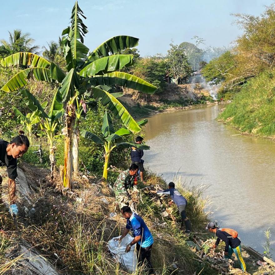 Warga dan Pemerintah Desa Bawahan Seberang Bersihkan Sampah Di Bantaran Sungai 